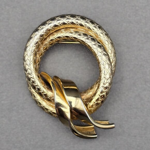Vintage Gold-Tone Textured Double Entwined Rope Love Knot Pin Brooch - Picture 1 of 6